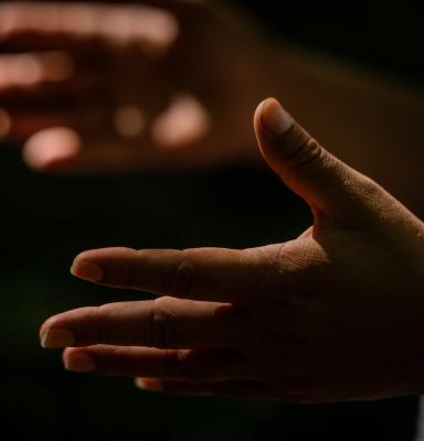 Hands in negociation 